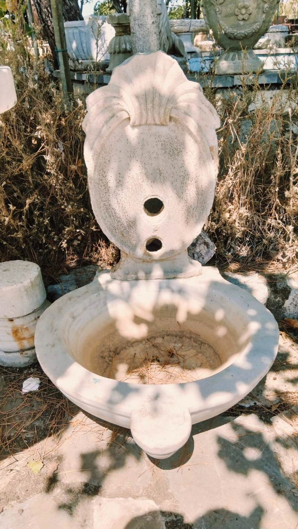 palaia-marmarini-gourna-me-plati