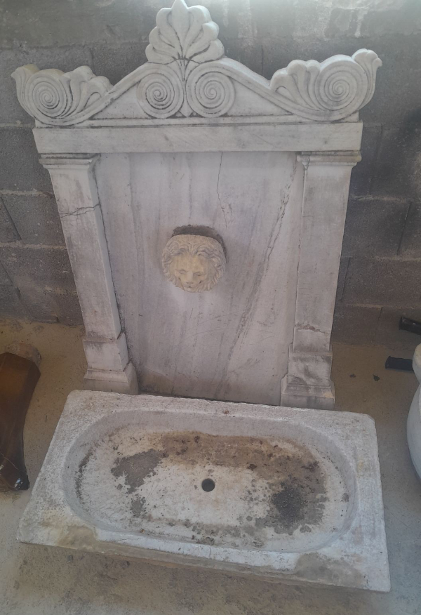 palaia-marmarini-gourna-me-plati