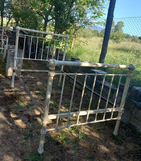 Παλαιό Διπλό Ασυντήρητο Κρεβάτι